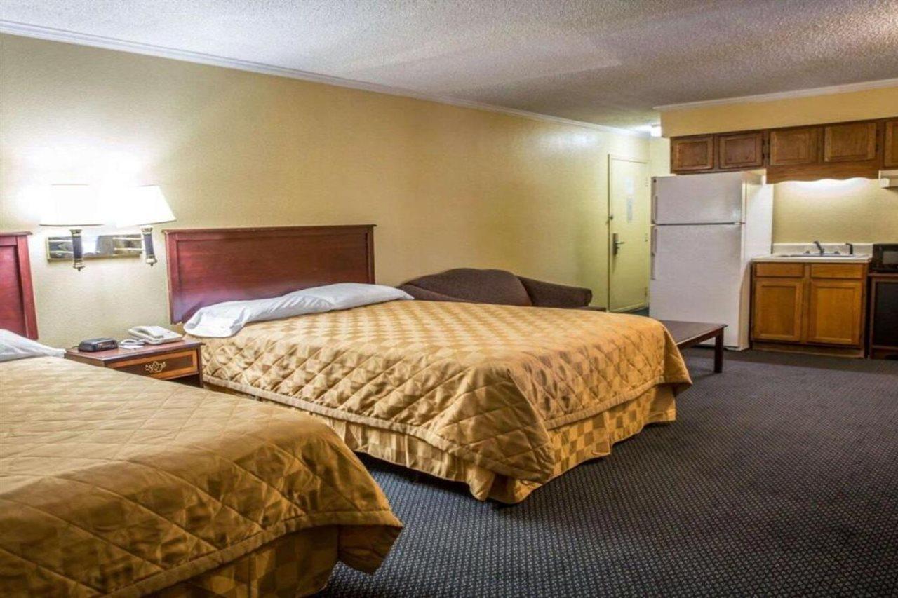 Rodeway Inn & Suites Plymouth Hwy 64 Exterior foto