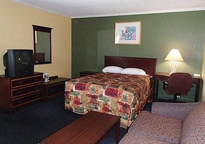 Rodeway Inn & Suites Plymouth Hwy 64 Exterior foto